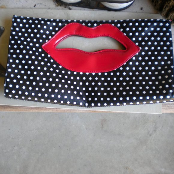 Vintage Handbags - Vintage Polka-Dot Print Clutch Red Lips Handle